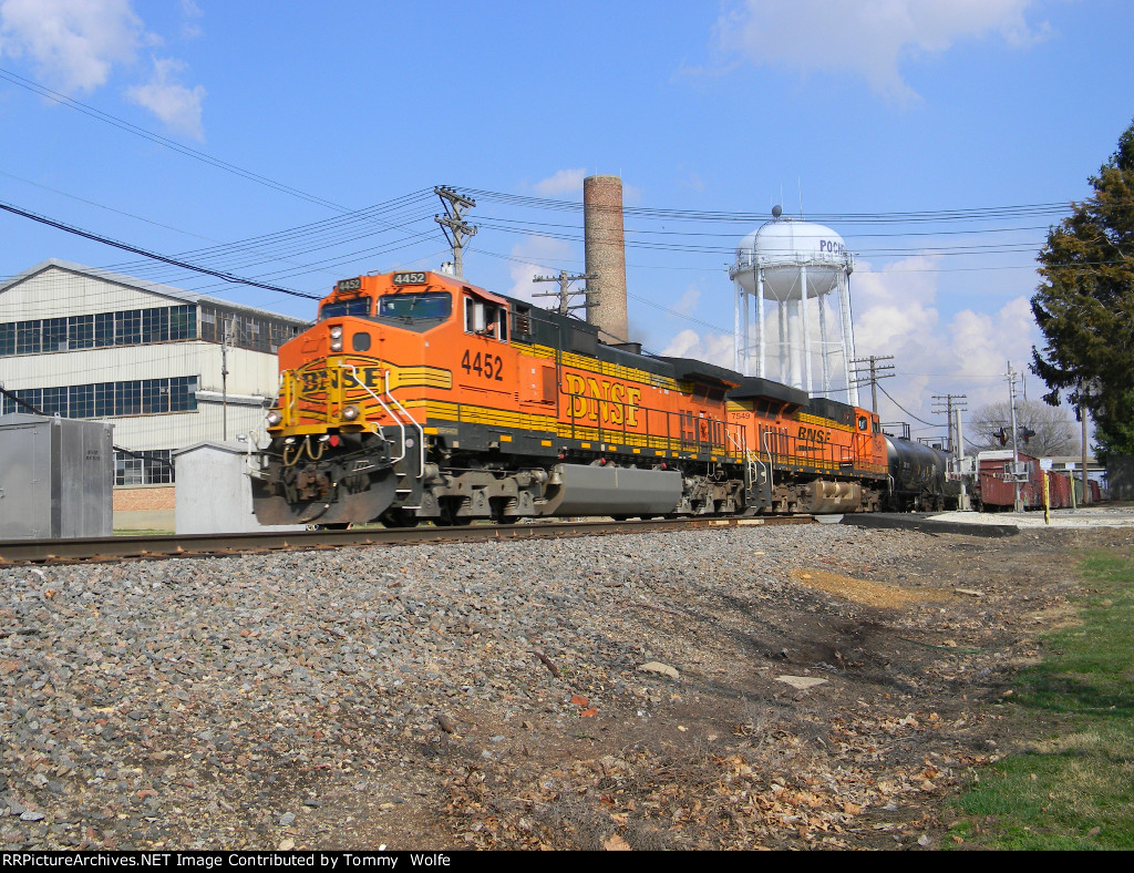 BNSF 4452 Leads a Westbound Manifest with a Friendly Wave 